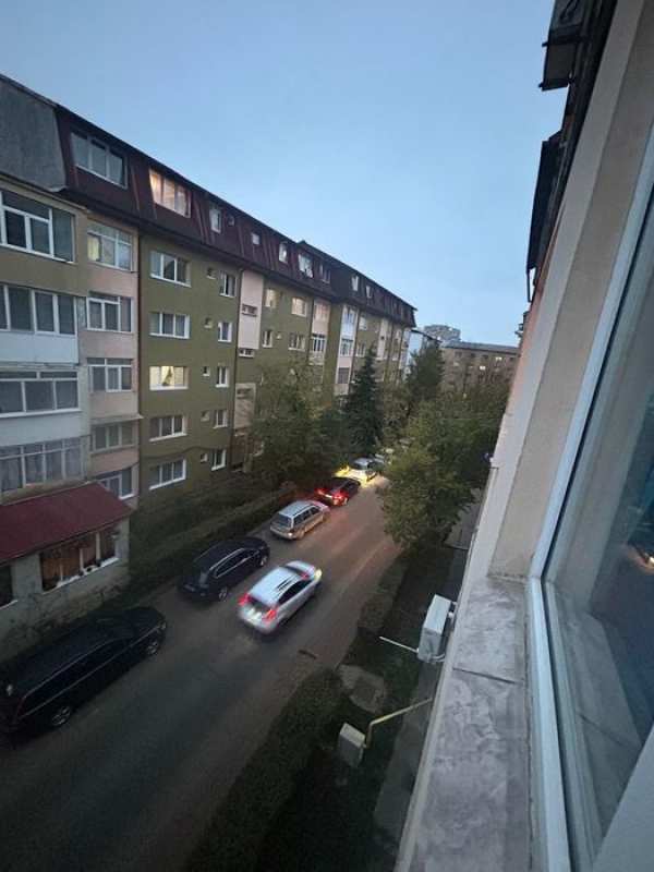 Închiriez apartament cu 2 camere.