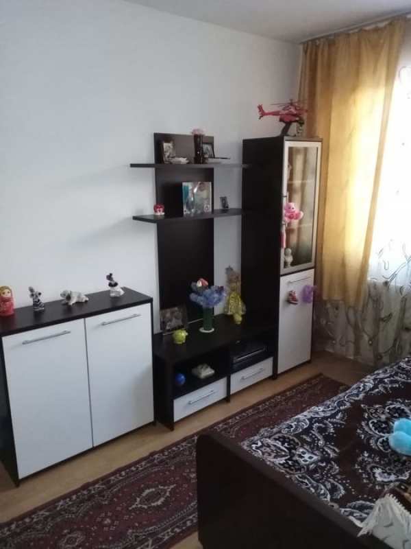 Vind apartament 3 camere