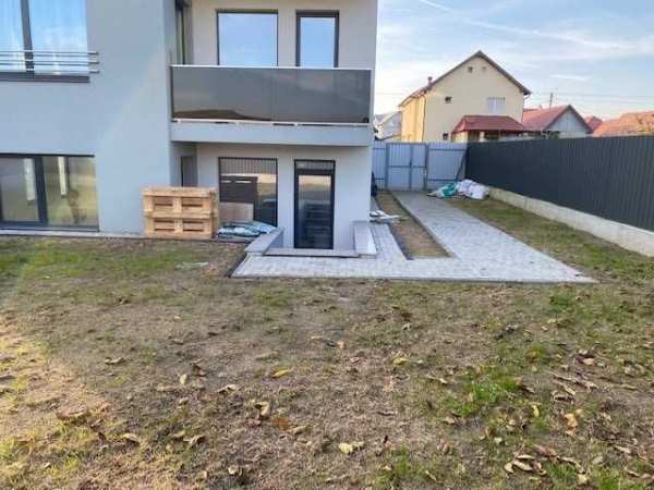 Inchiriere apartament 3 camere, cu curte.