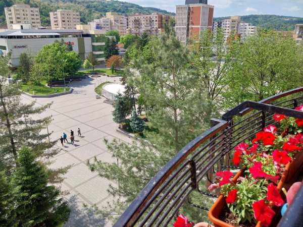 Vând apartament 3 camere, Reșița Centrul Civic.