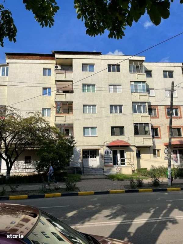 Apartament 3 camere, zona foarte buna.