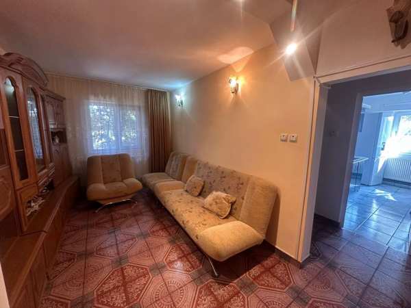 Apartament de vânzare  cu 3 camere și garaj