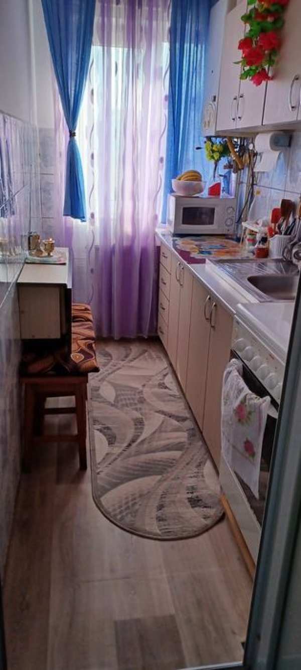 Vând apartament, 2camere în Plopeni, zona Diana  linga padure