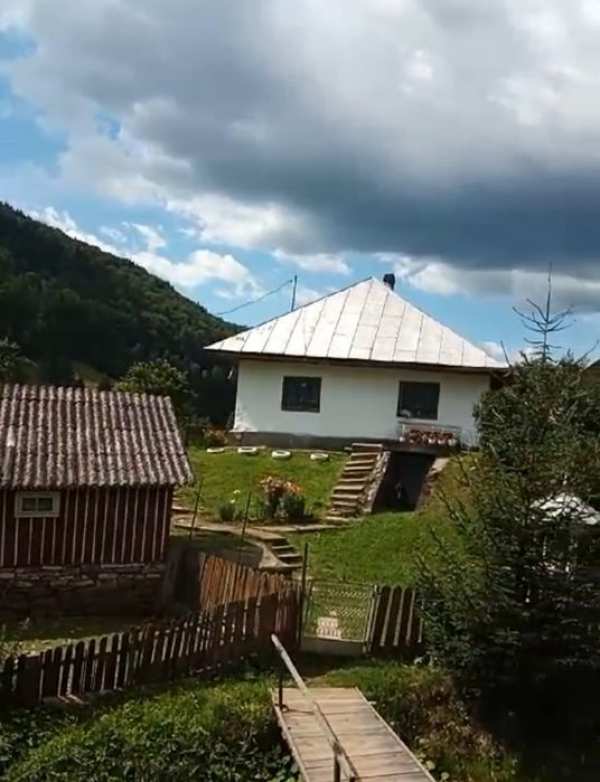 Teren de vanzare cu casa si anexe 2200mp