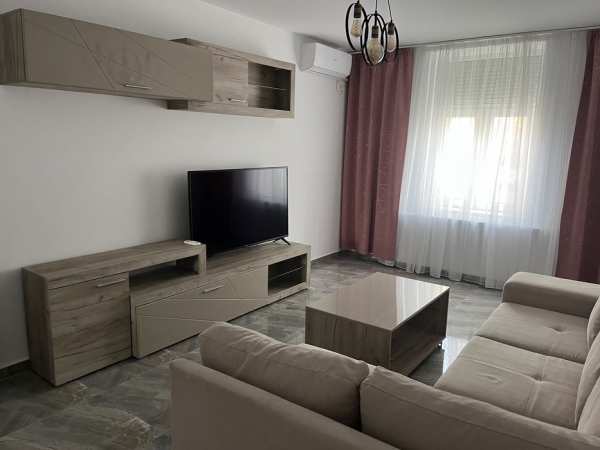 Inchiriez apartament