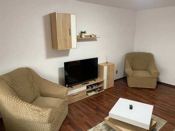 Inchiriez apartament in bals zona centru et1