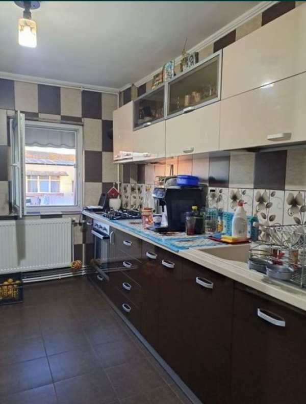 Vând apartament 2 camere, Mioveni!