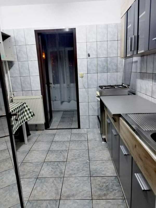 Apartament 3 cam zona Malu Rosu