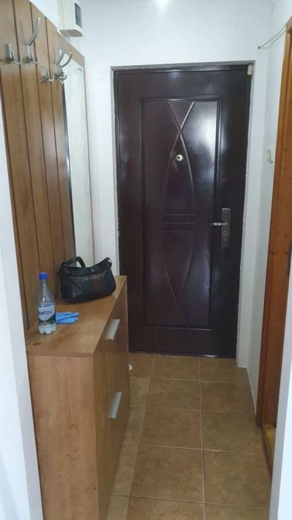 Închiriez apartament nedecomandat