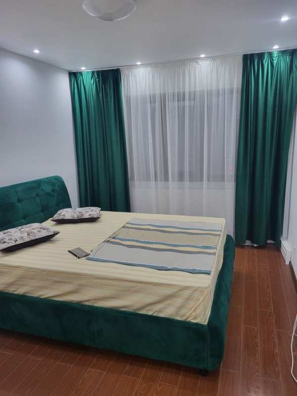 Închiriez apartament cu 3 camere