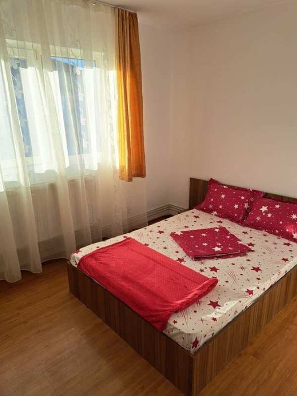 Inchiriez apartament