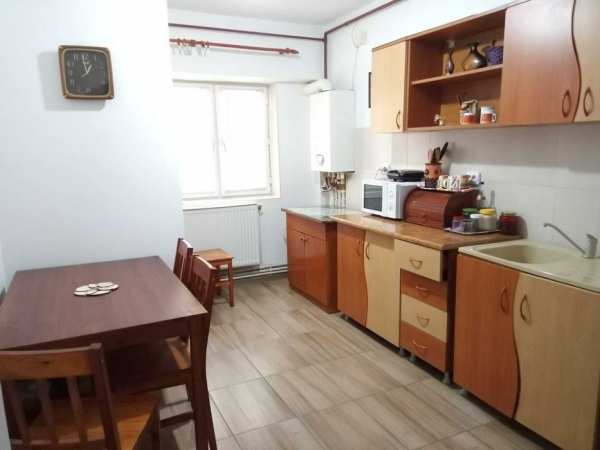 Inchiriez apartament