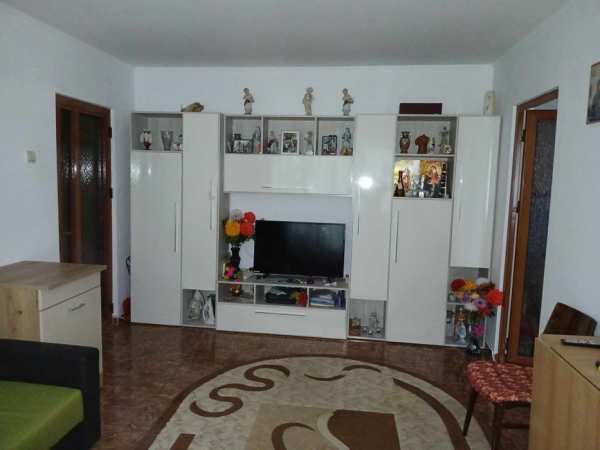 Închiriez apartament 3 camere Tomis Nord perioada lunga