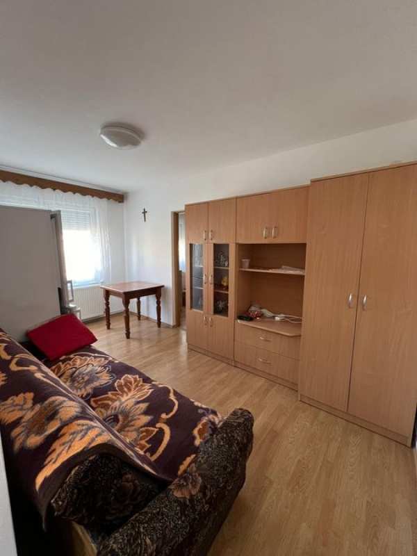 Vand apartament 3 camere in Micro 14