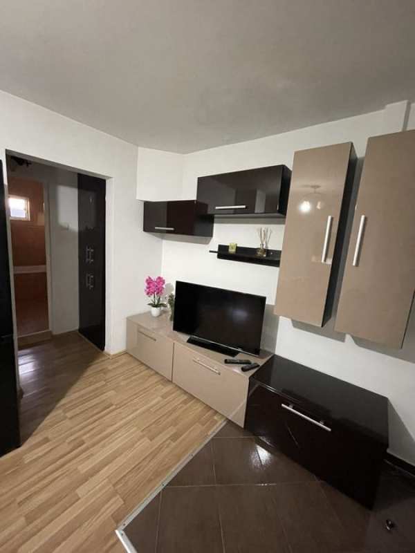 Inchiriez apartament ( zona ampoi 3 )