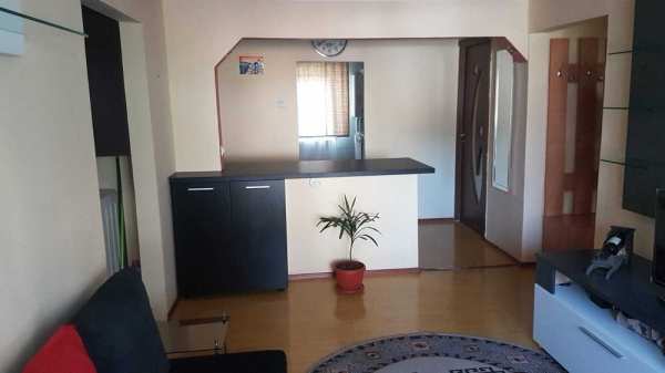 Vând apartament cu 4 camere