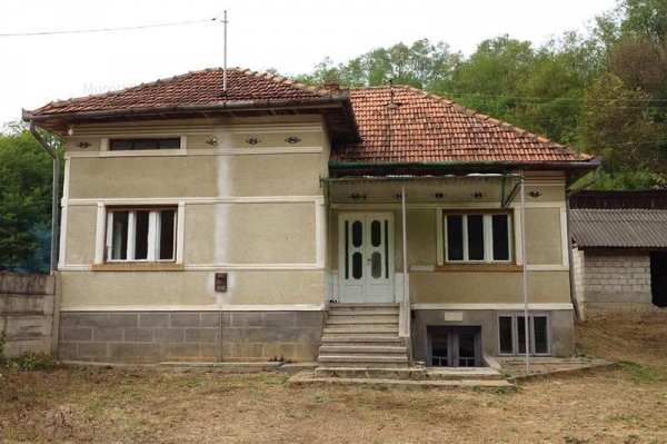 5000 mp teren intravilan cu casa si anexe la liziera padurii in Fizes, Baita, ju