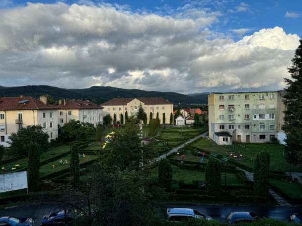 Apartament de 3 camere in Zavoi, aproape de liceu si cu view superb