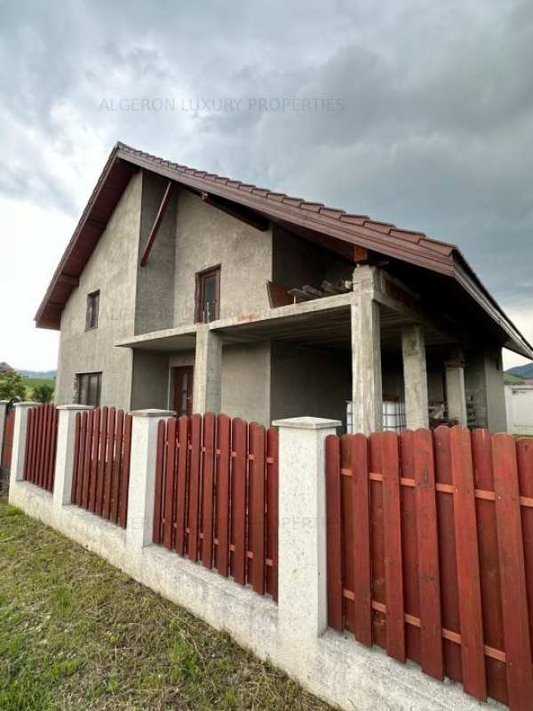 Casă de vanzare | 666 mp teren | **Almaș**