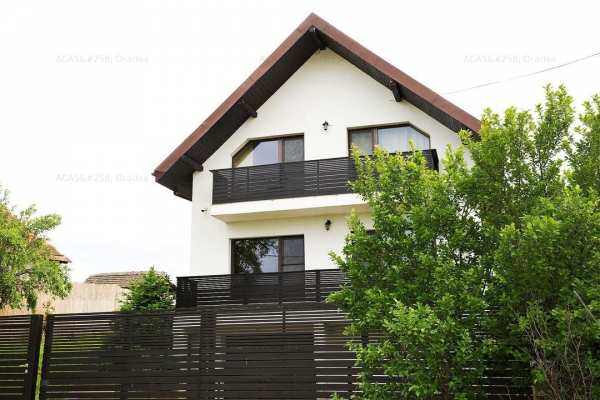 Vila cu 5 dormitoare, 4 bai, 2 248mp teren, piscina. Pret: 250 000 Eur