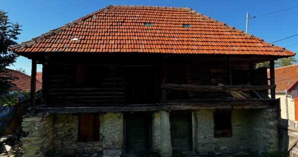 Casa de lemn si teren de 1000 mp uric, hunedoara