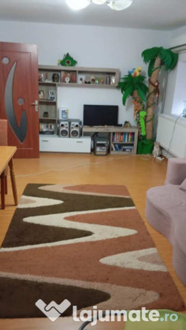 Apartament 3 camere de vânzare