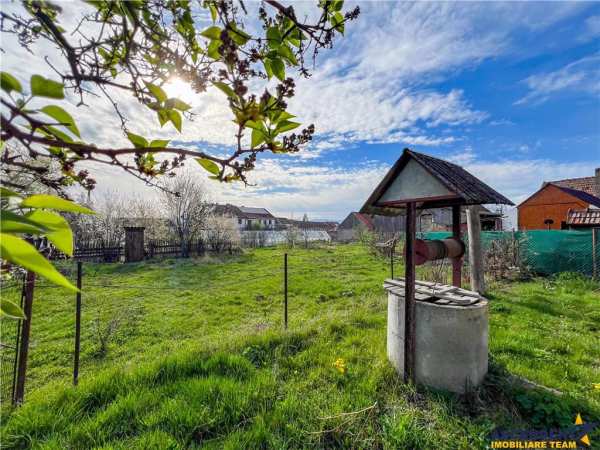 Teren extins de 1600 mp cu casa traditionala in ilieni, centru