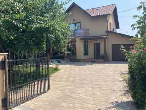 Casă Elegantă şi Spaţioasă - Oază de Linişte şi Confort!