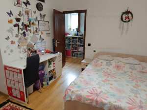 OCAZIE! Casa 2 camere, 2 bai, 300 metri metrou, loc de parcare, curte mare