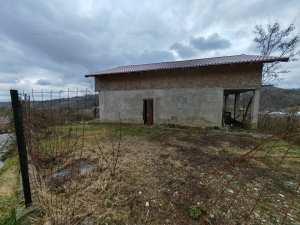 Casa la rosu, Magura