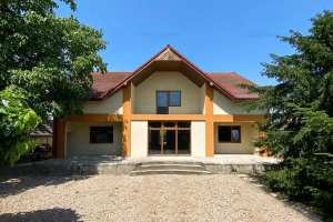 Vilă cu 6 camere și grădină de POVESTE, în Chișineu Criș