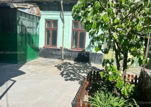 Casa la curte cu teren total 85 mp metrou Stefan Cel Mare