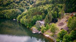 Vanzare casa de vacanta cu ponton privat la lac Tarnita