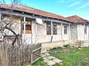 Casa batraneasca si teren intravilan, in sat Sarbi, comuna Banca, jud Vaslui