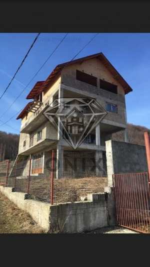 CASA LA ROSU IN CHEIA PRAHOVA LA POALELE MUNTELUI CIUCAS