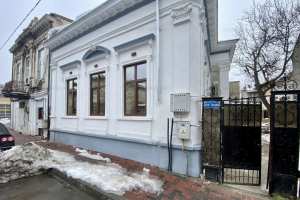 Casa la curte, zona Centrala, str. Traian, amenajata