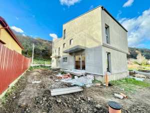 Casa tip duplex siutat in Tauti, aproape de Manastire