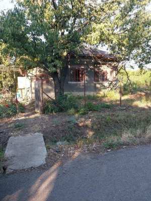 Vand casa la tara, din caramida, cu beci, 200 m de Lacul Mostistea,Com.Ulmu CL