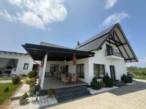 Vand 2 Case + Piscina + 1 Hectar Teren Intravilan cu utilitati