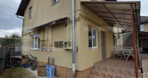 Casă tip triplex de vânzare, 100 mp, zona centrală