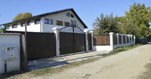 Calinesti - gorganu, casa cu 2 intrari, teren 2496 mp!