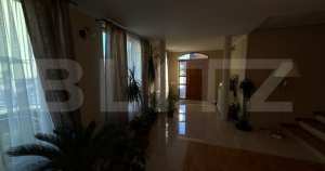 Casă spațioasă cu 2 corpuri , 300 mp– ideală pentru 2