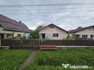1/2 - casă de vanzare + teren 472 mp