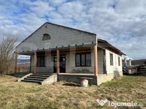 Casa la rosu la 10 km de bistrita