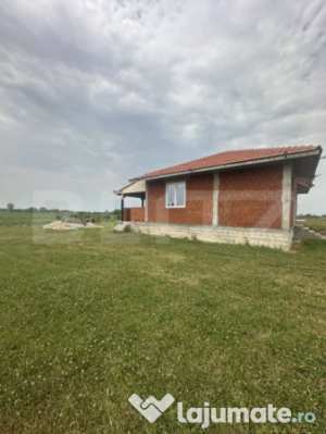 Casa la roșu 3 camere, 142mp, 585 mp teren, zona cionchesti
