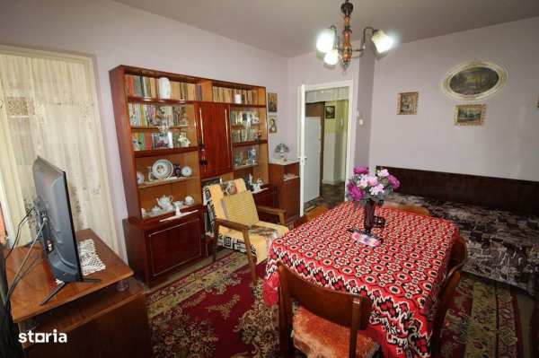 Vând apartament cu 1 camere în Hunedoara, Micro2-Str. Munteniei, et.3