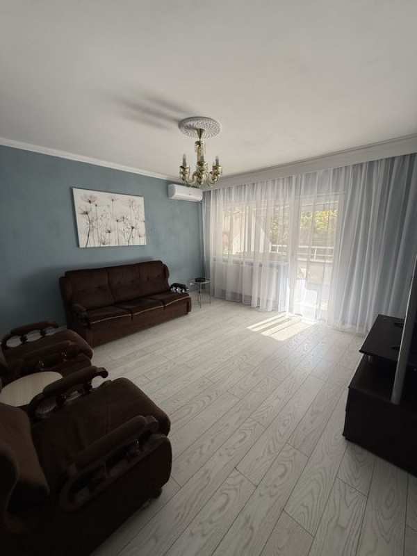 Inchiriez apartament ultracentral cu 2 camere decomandate