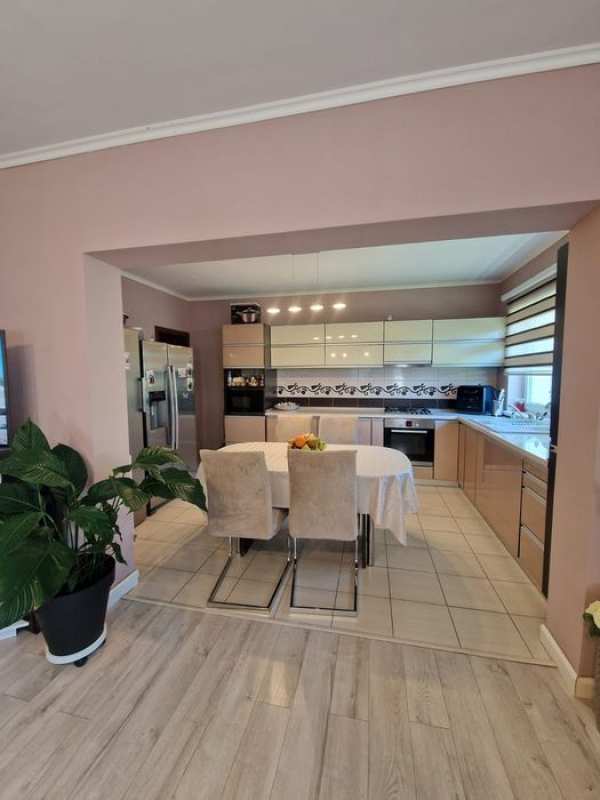 Vând casă tip duplex