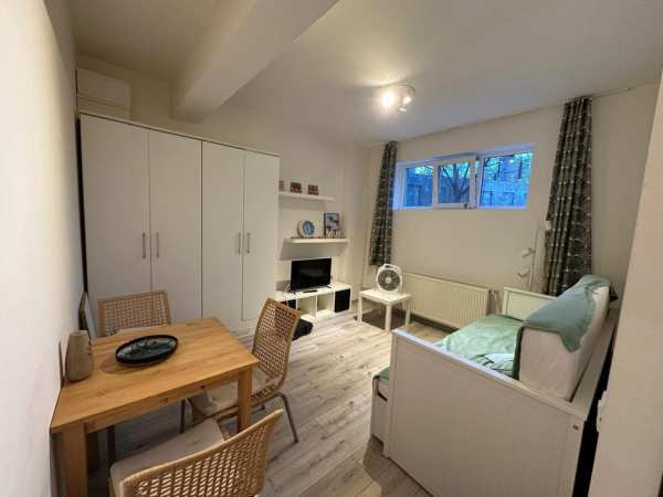 Proprietar Garsoniera, parcare proprie 30 metri de metrou Dimitrie Leo