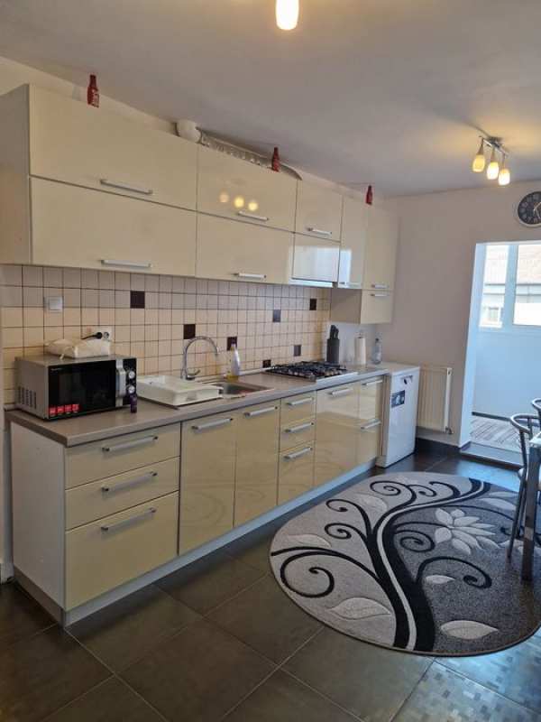 Apartament 3 camere de închiriat